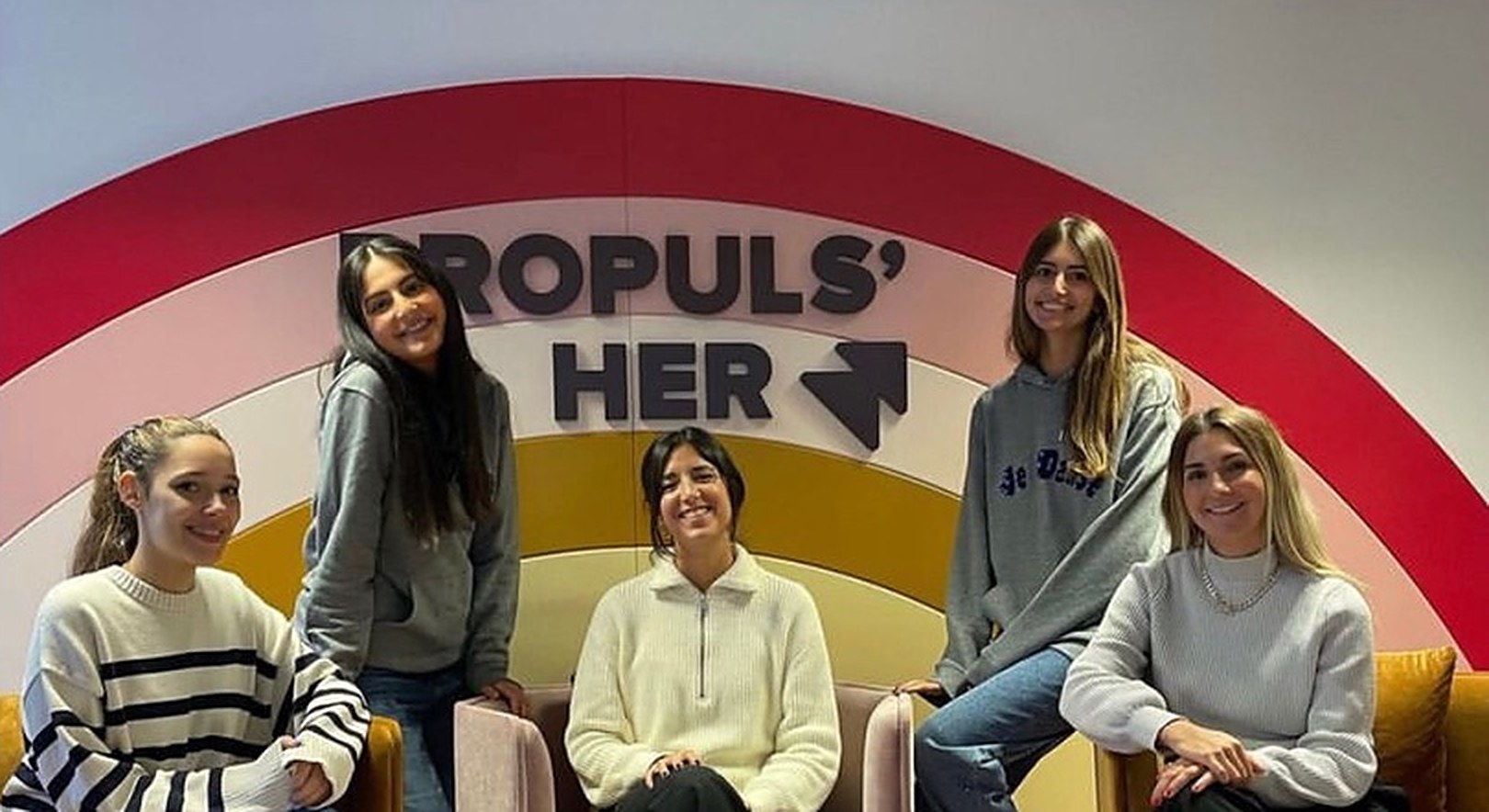 L'équipe Je Danse Annasso devant la murale Propuls' Her
